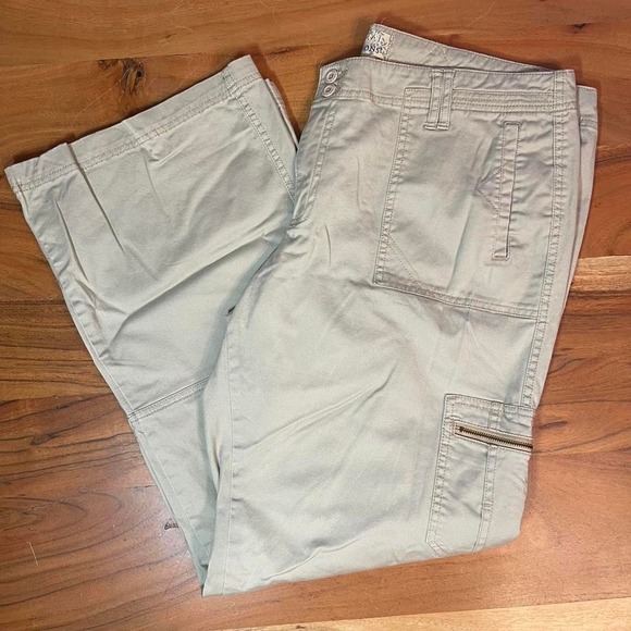 Cream cargo pants with elastic waistband and multiple pockets size 18 - Picture 6 of 6